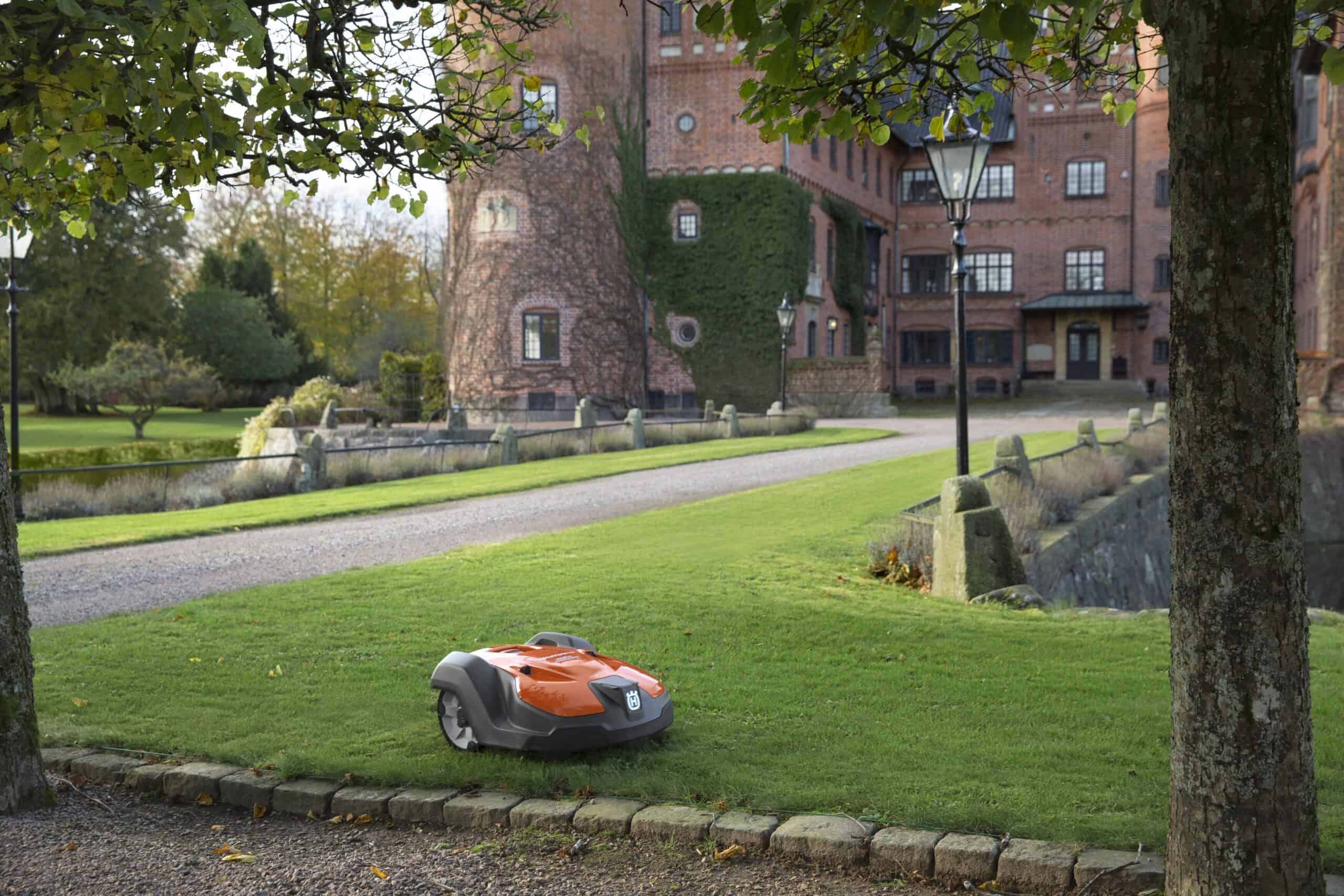 Husqvarna Automower 550 (WIRED) Robotic Mower - Image 3